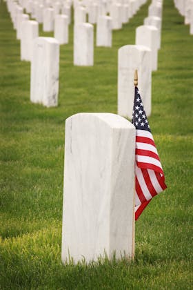 © SharedFaith https://www.pexels.com/photo/flag-of-u-s-a-standing-near-a-tombstone-1202705/